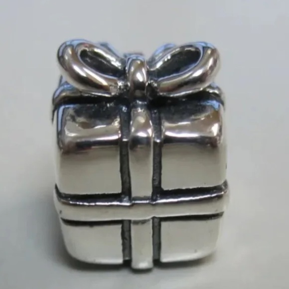 Pandora present Package Authentic Excellent Retired Charm 925 ale - Picture 1 of 3